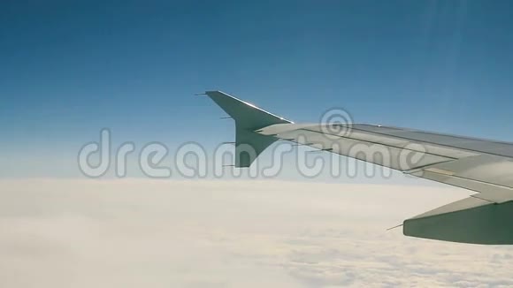 飞机飞过云层从舷窗到蓝天乘飞机旅行视频的预览图