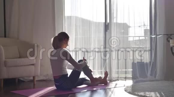 健康的女人早上做瑜伽练习视频的预览图