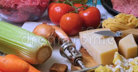 意大利面食用博洛尼亚酱配料的多利视图视频的预览图