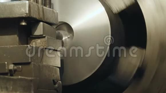 铣床生产金属细节视频的预览图