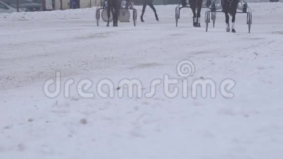 在冬天骑着轮车的骑手在雪地跑道上热身4K视频的预览图