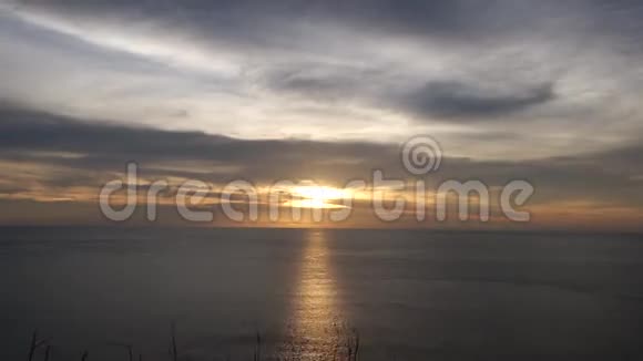海上热带日落时间推移场景普吉兰普罗莫普太阳和云视频的预览图