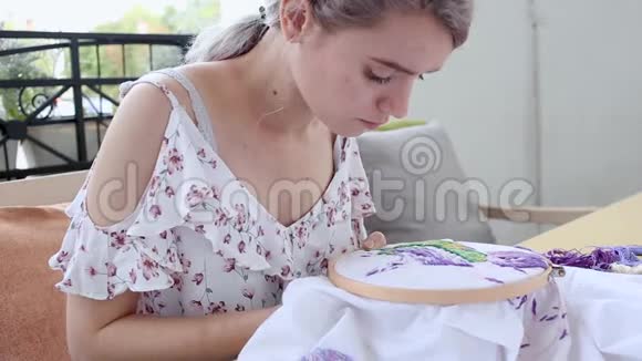 小女孩在咖啡馆缝针针线活刺绣爱好手工艺视频的预览图