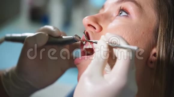 牙科诊所的牙齿抛光视频的预览图
