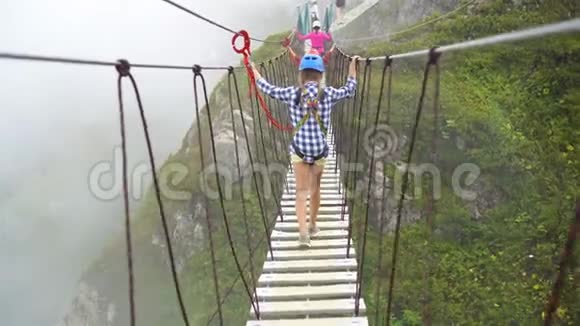 俄罗斯罗莎库特山顶上的绳桥视频的预览图