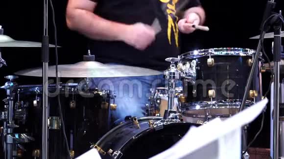 摇滚音乐会上的鼓手视频的预览图