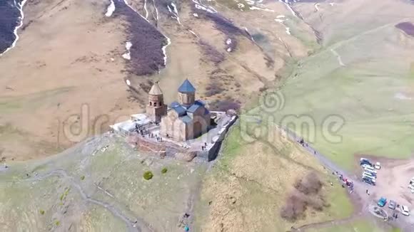 鸟瞰著名的斯维蒂茨霍维利东正教大教堂和历史和旅游小镇姆茨赫塔靠近第比利斯视频的预览图