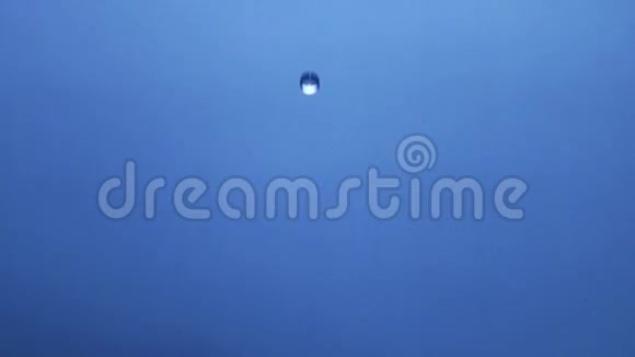 蓝色背景下的水滴落水视频的预览图