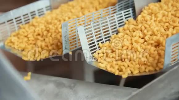 意大利面食制造工业设备俯视图视频的预览图