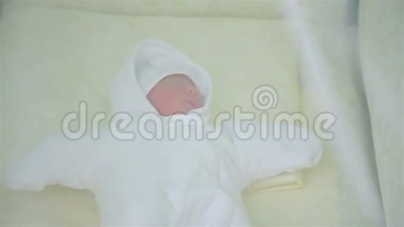 小刚出生的熟睡女孩视频的预览图