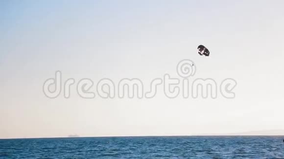 船把降落伞拉到海里视频的预览图