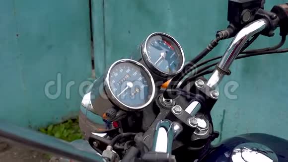 摩托车速度计放大视频的预览图