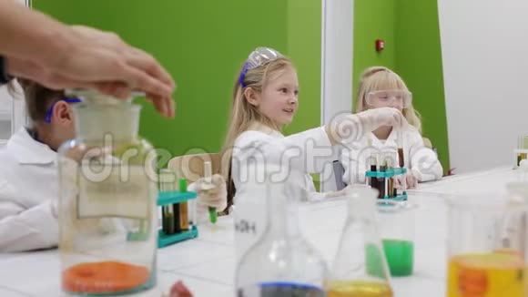 孩子们正在实验化学课视频的预览图