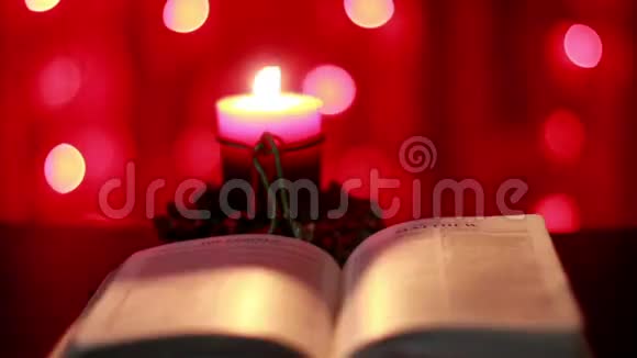 圣诞蜡烛和打开圣经视频的预览图