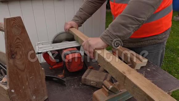 木工用圆锯锯木木板视频的预览图