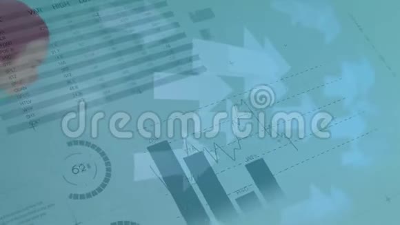 女人根据蓝色背景的财务数据游泳视频的预览图