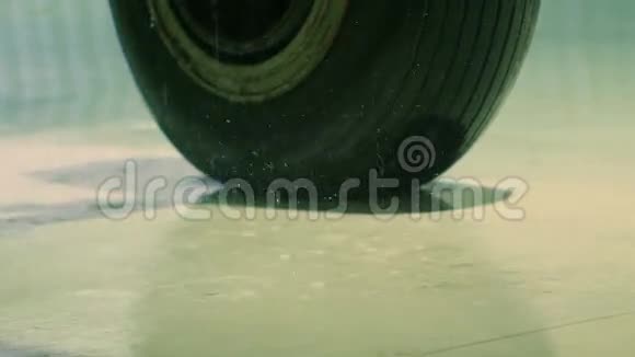 降落轮下的大型雨滴视频的预览图