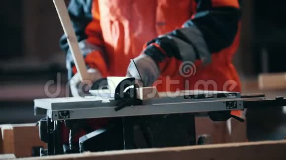 木工用危险的圆形电锯切割木板视频的预览图