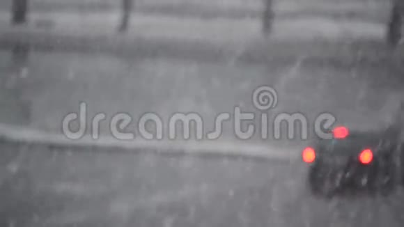 雪落在模糊的道路上车在移动视频的预览图