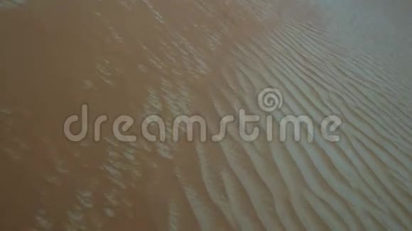 日出时有沙子的沙漠景观视频的预览图