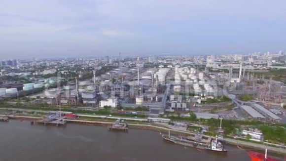 潮法拉河炼油厂或工厂及集装箱运输船的高层景观运输理念淘洗视频的预览图