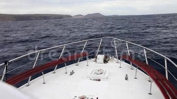 海上漂浮的大型甲板船视频的预览图