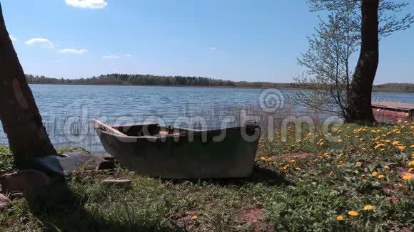 湖边的老式木制渔船视频的预览图