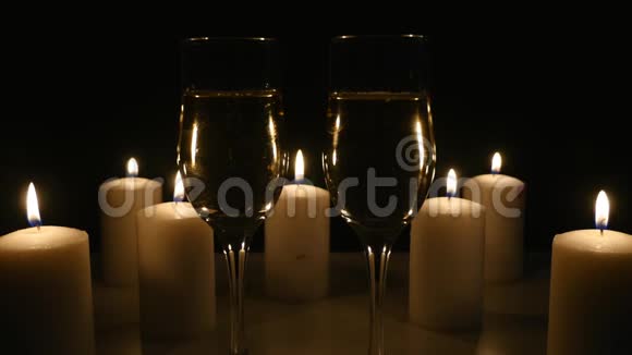两杯黑背景蜡烛香槟视频的预览图