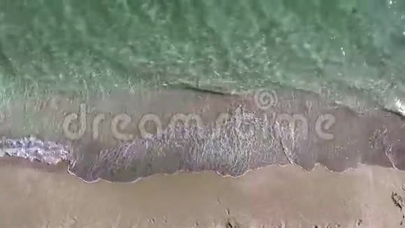 从空中观看海浪到达海岸的画面从直升机上俯瞰美丽的沙滩视频的预览图