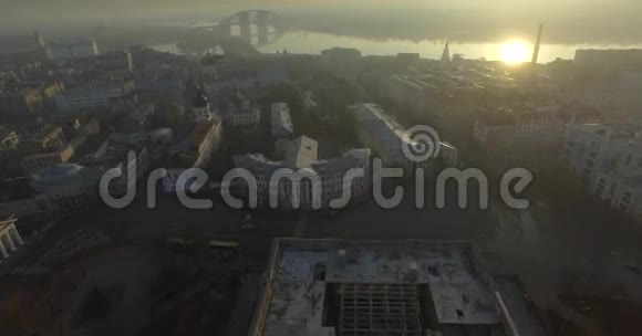 老欧洲城市基辅航空全景UA2017年日出时的城市街道视频的预览图