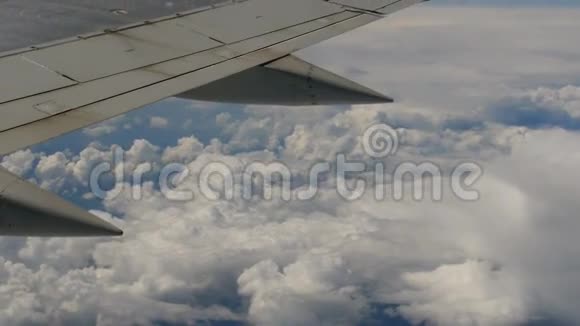 从云层上看到喷气式飞机机翼视频的预览图