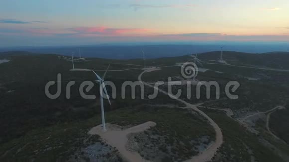 日落时九个风力发电厂的空中景观视频的预览图