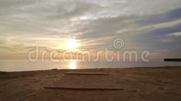 日落海滩在海边散步在沙滩上拍摄海上日落视频的预览图