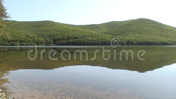 湖在青山中有清澈干净的日本海水视频的预览图