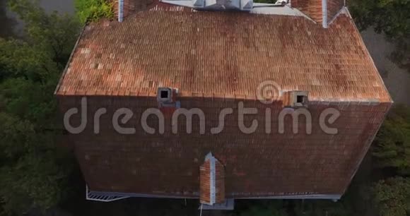 空中拍摄森林里的房子红色瓷砖的房子夏天视频的预览图