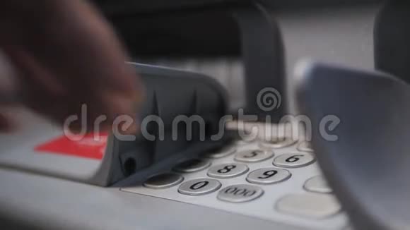 在ATM机键盘上关闭输入密码的手视频的预览图