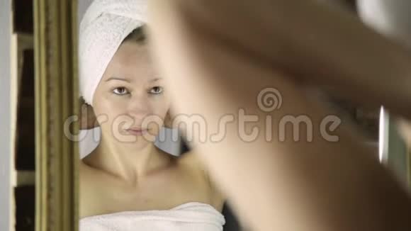 美丽的健康女人在毛巾上放保湿霜护肤和家庭水疗视频的预览图
