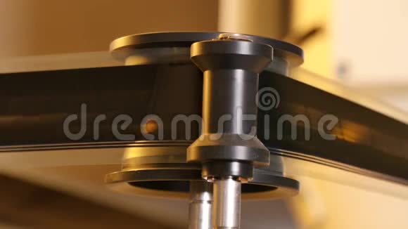 35毫米电影投影仪齿轮特写视频的预览图