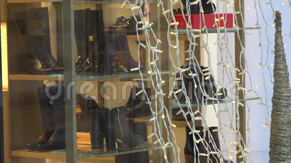鞋店玻璃机箱特写白色串灯圣诞大减价视频的预览图