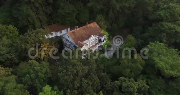 夏季森林山区房屋的空中摄影视频的预览图