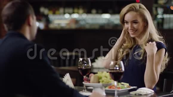 金发美女在餐馆和男朋友约会视频的预览图