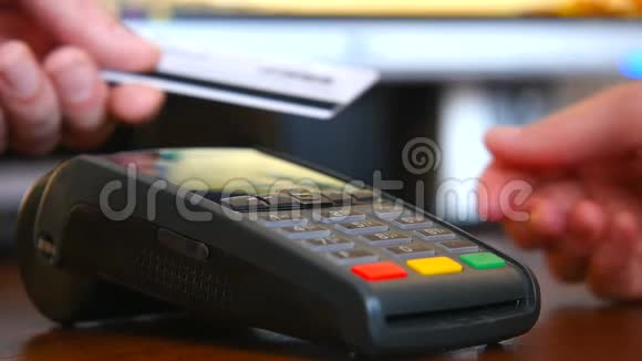 女性手拿银行卡使用终端进行支付非现金支付的概念视频的预览图