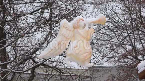 圣诞城大雪纷飞的天使雕像剪影视频的预览图