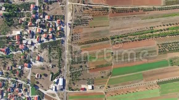 克罗地亚达尔马提亚将田地与房屋分开的铺面公路的鸟瞰图视频的预览图