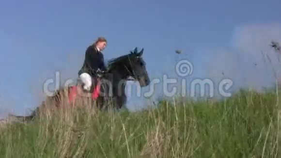 在草原上骑马的女孩视频的预览图