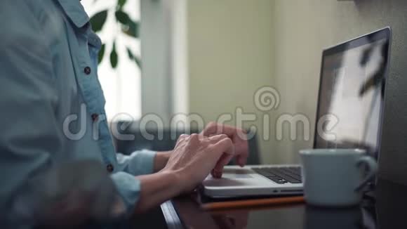 商业年轻人使用笔记本电脑滚动页面自由职业者在家工作视频的预览图