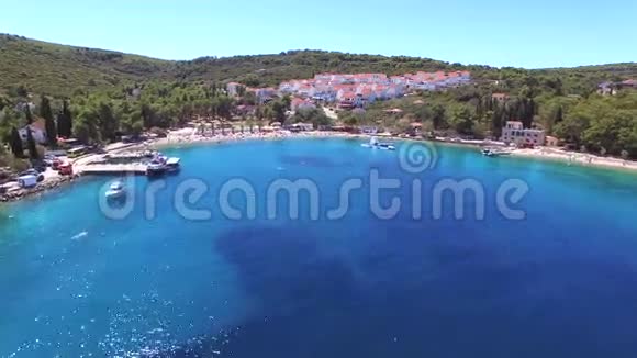 在克罗地亚苏科桑带山和海滩公寓的蓝色海湾的鸟瞰图视频的预览图