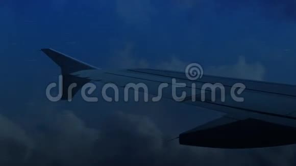 在喷气飞机上穿越风暴飞行视频的预览图