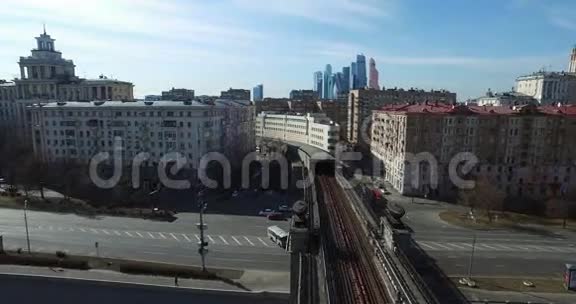 空中地铁前往莫斯科城市大桥隧道视频的预览图