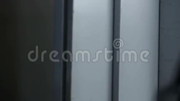 有滑板的男孩站在门口视频的预览图